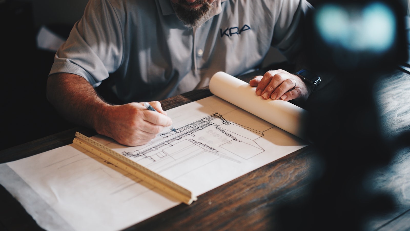 Arquitecto trabajando sobre un plano en su estudio