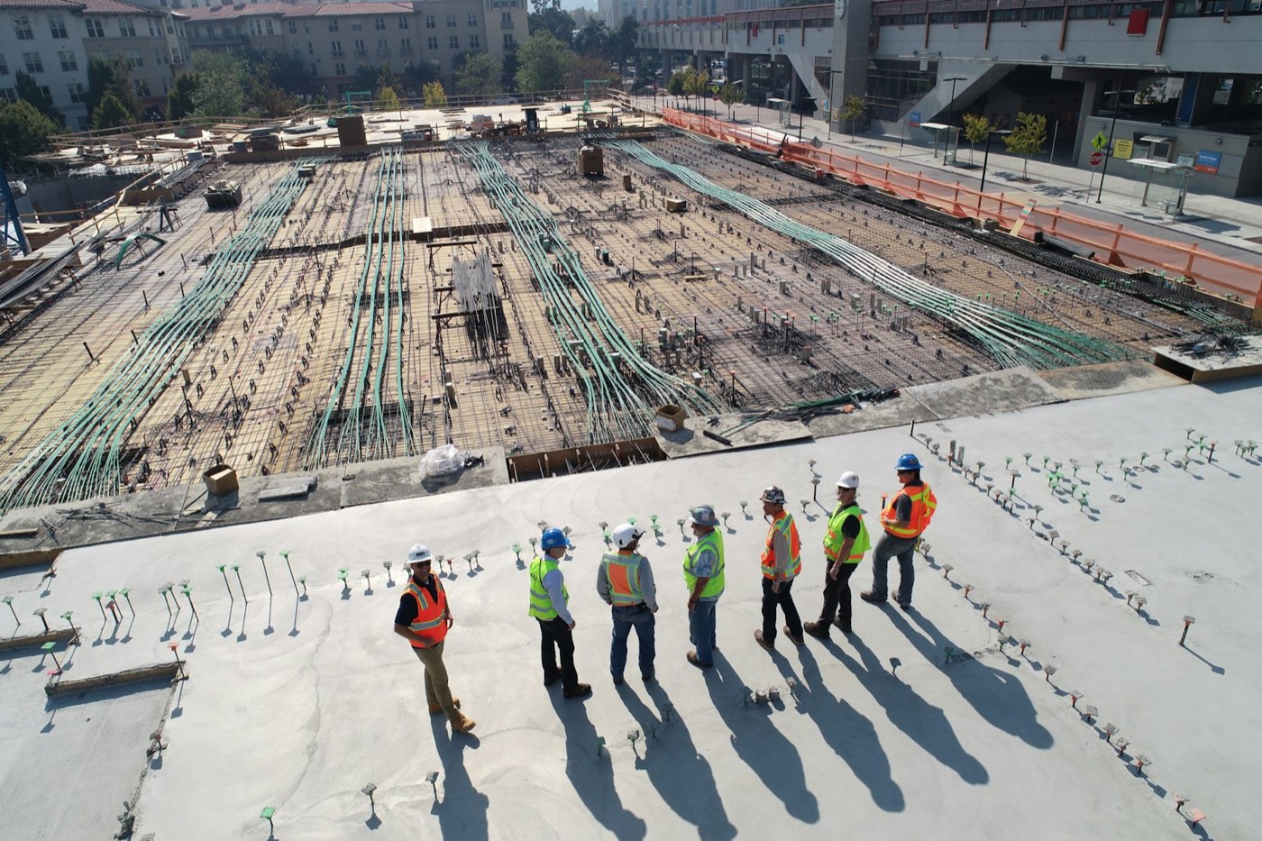 Equipo de obra sobre una losa de cimentación